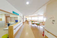 ケア施設の清潔な廊下とリビング