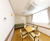 明るく清潔感のある居室内部