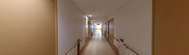 施設内の廊下、手すりあり