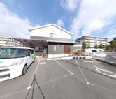 介護施設の正面入口と周辺