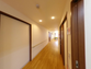 広々とした介護施設の廊下