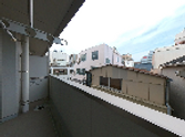 明るい居室の風景