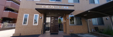 介護施設のエントランスと周辺