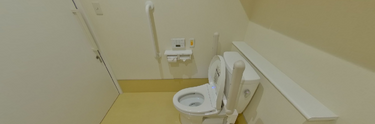 清潔で広々とした介護用トイレ