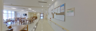 介護施設内部の廊下と共有スペース