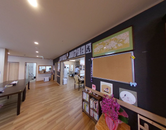 介護施設の温かな受付と待合室