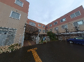 雨上がりの建物外観  