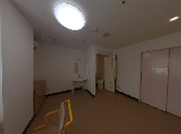 明るい居室のベッド脇  