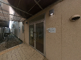 明るい屋根付き通路  