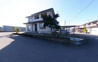 介護施設の外観と送迎車