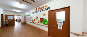 介護施設の清潔で広々とした廊下