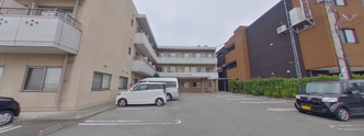 介護施設の外観と駐車場