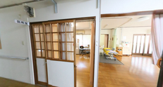 施設内の清潔感ある通路