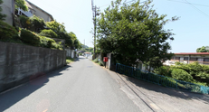 穏やかな施設周辺の道路