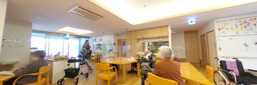 介護施設内の居住空間とスタッフ