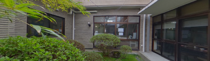 介護施設の外観と緑