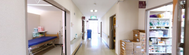 介護施設内の廊下と看護ステーション