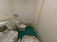 清潔で明るい介護施設のトイレ空間