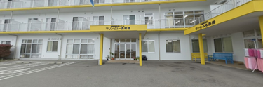 広々とした駐車場のある施設