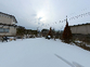 雪が積もる施設の庭