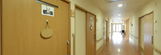 介護施設内の通路と部屋の扉