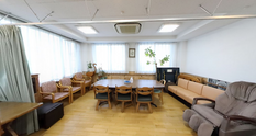 広々とした介護施設のリビングエリア