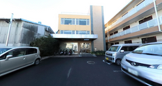 明るく清潔感のある介護施設外観
