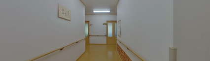 ケア施設内の広々とした廊下