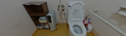 手すり付きの清潔な介護用トイレ