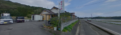 介護施設の外観と付近の道路
