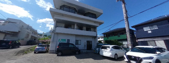 介護施設の外観と駐車場