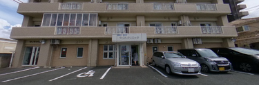広々とした駐車場のある施設