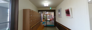 ケアホームの室内廊下と設備