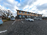 広い駐車場の建物外観