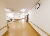 広々とした施設の廊下
