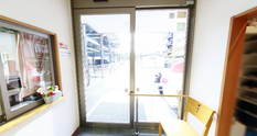 ケアホームの玄関と廊下
