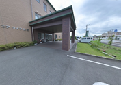 ゆったりとした介護施設の正面景観