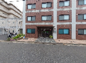 落ち着いた外観の建物