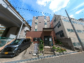 施設前の通路と駐車場です  