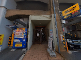 街路に面した建物外観  