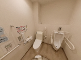 手すり付きの広いトイレ  