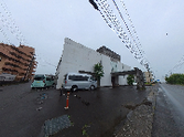 広々とした施設の外観
