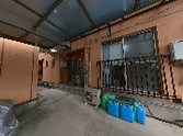 ゴミ置き場と青い屋根の通路