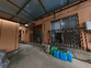 ゴミ置き場と青い屋根の通路