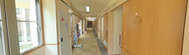 介護施設内の清潔感ある廊下