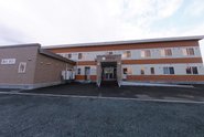 広々とした施設の駐車場