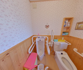 ケアホームの清潔なトイレ空間