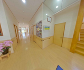 介護施設の受付と廊下