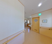 介護施設内部の温かい通路