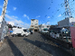 駐車場と施設入り口